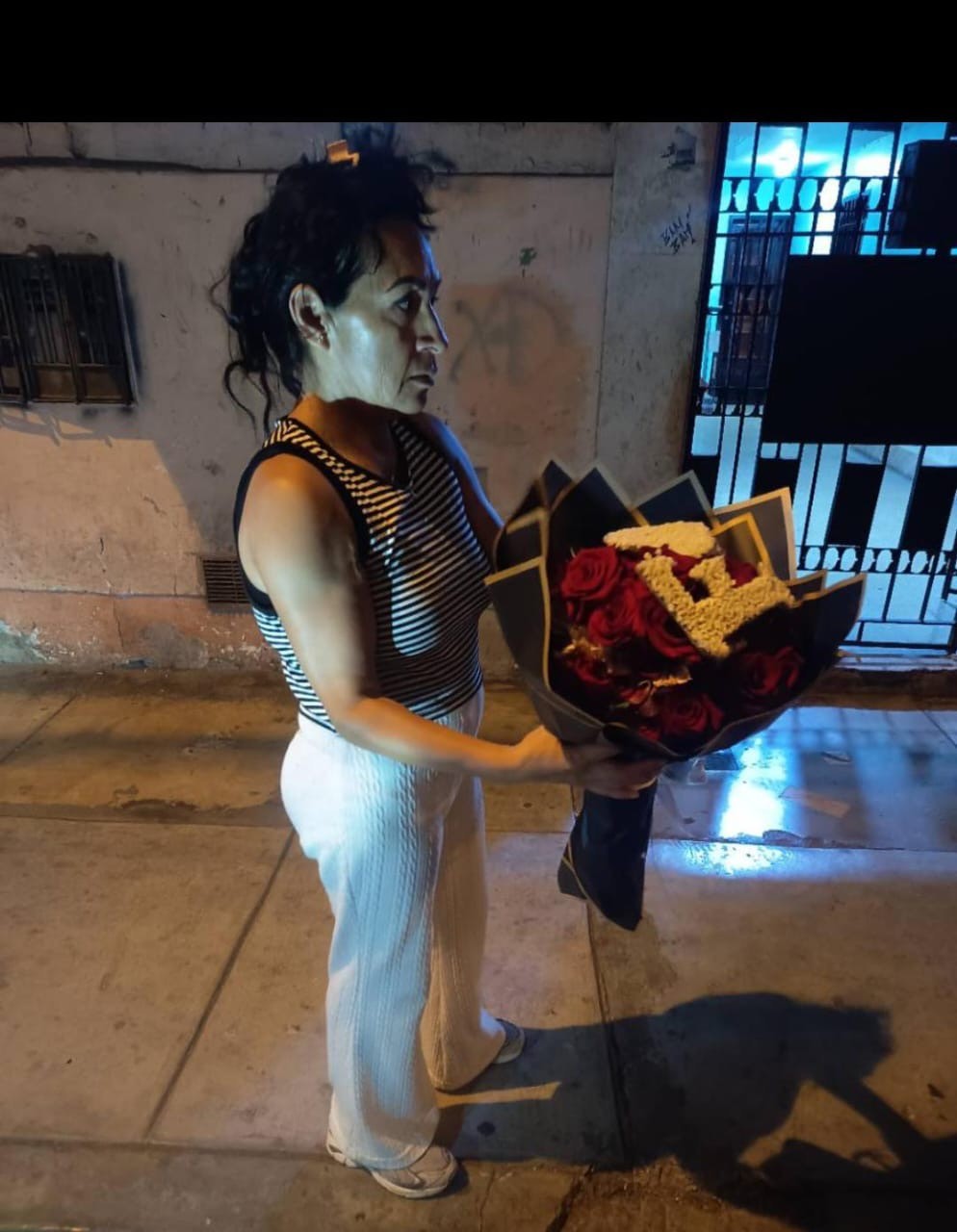 Clienta con un ramo de rosas rojas personalizado de Munay