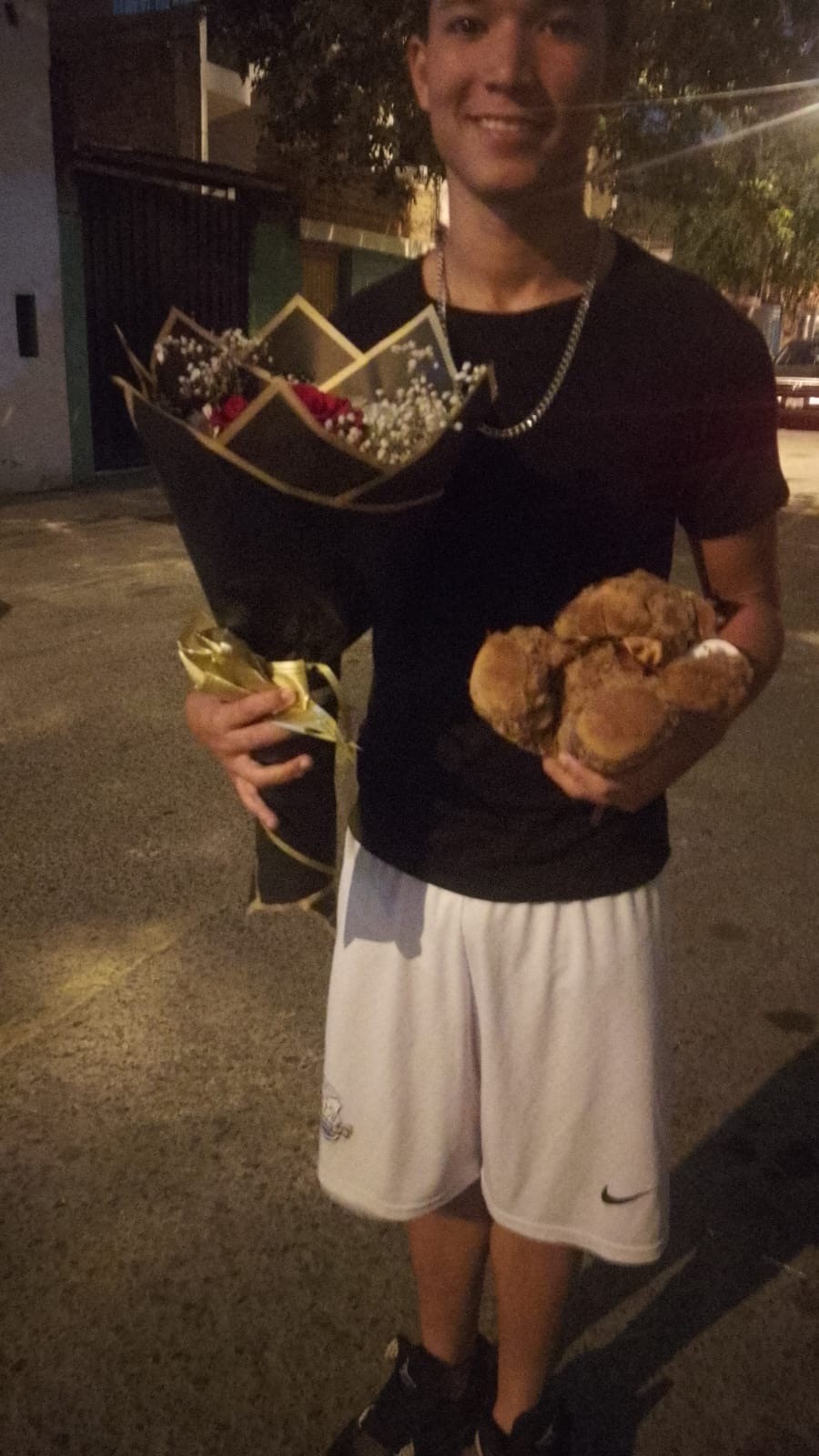 Cliente con un ramo de rosas y un peluche de Munay