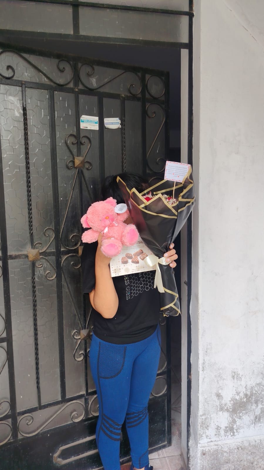 Entrega Munay: ramo en envoltorio negro y dorado, peluche rosado y chocolates